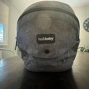TushBaby Hip seat carrier in Grey